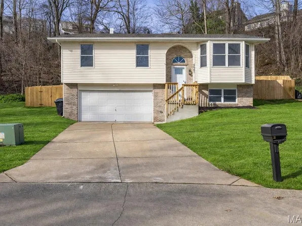 5041 Country Valley Dr, Imperial, MO 63052