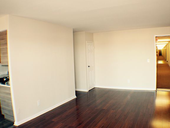 3rd image of 2 Elmwood Park Dr APT 703