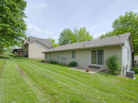 3rd image of 732 NE Barnes Dr APT A
