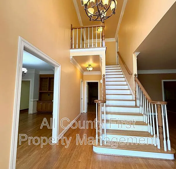2438 Kings Arms Dr NE — Photo 2