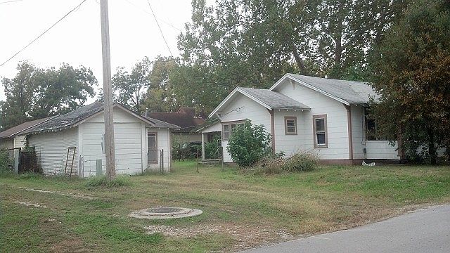 2nd image of 411 W Kiowa Ave