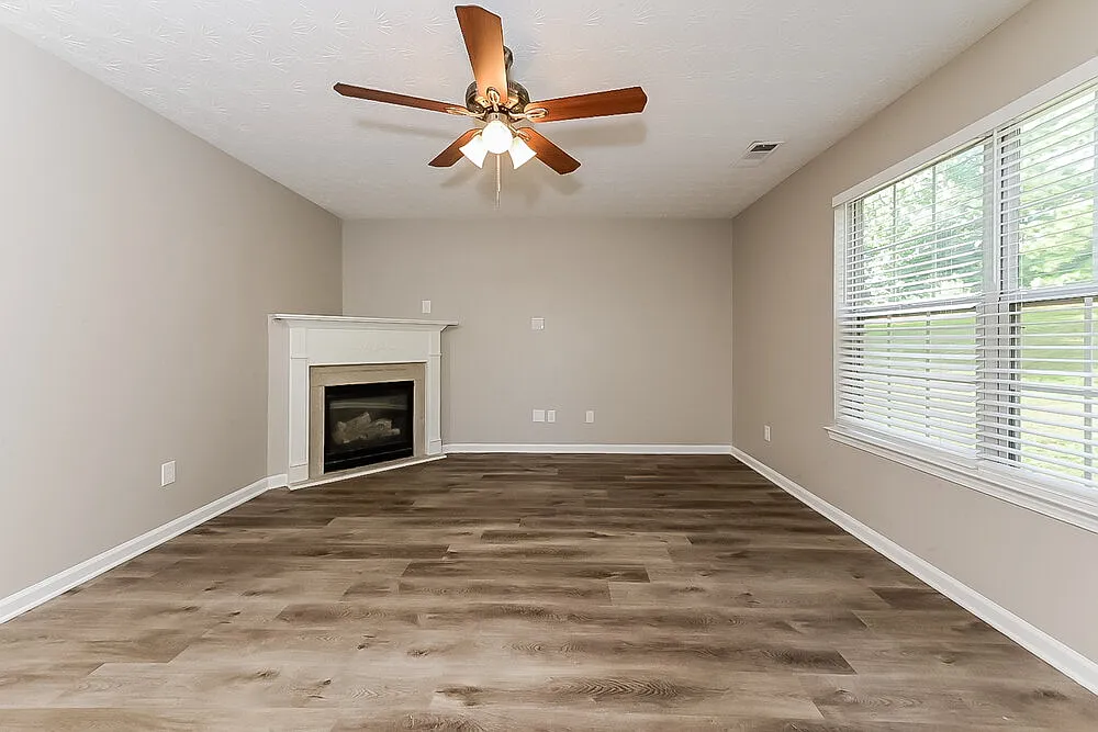 4 bed, 2.5 bath, 2110 sqft, $3,280 — Photo 4