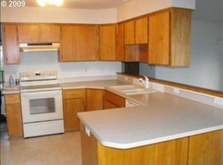 304 NE 2nd St, Oakland, OR 97462