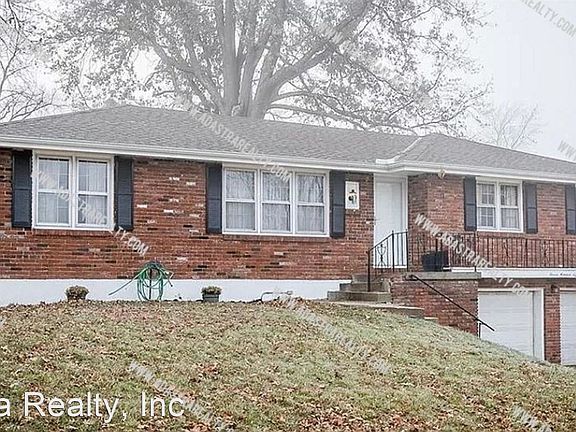 3rd image of 1108 SW Skyline Dr