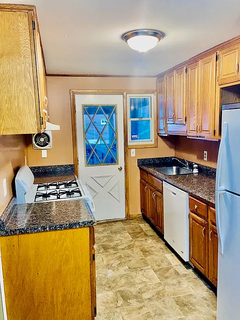 3 bed, 1.5 bath, 1152 sqft, $1,900 — Photo 3