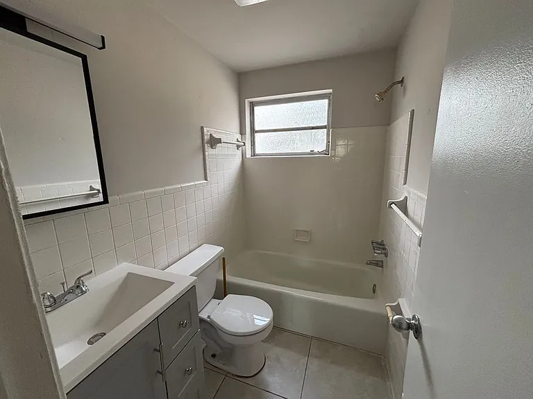 725 SE 23rd St #2 — Photo 7