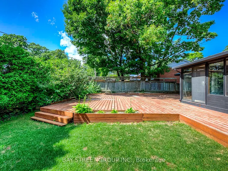 1238 Landfair Cres — Photo 32