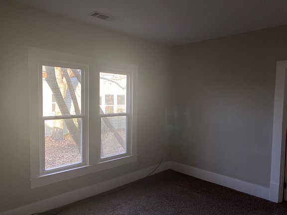 4th image of 922 W College St