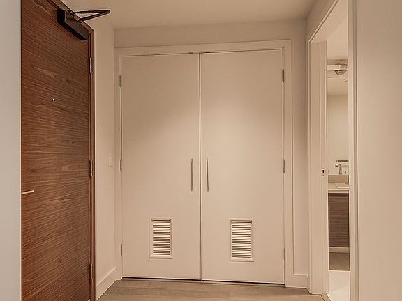 5th image of 583 Battery St APT 613