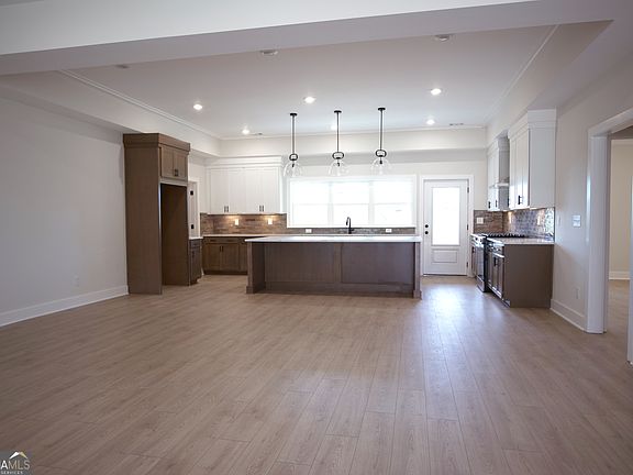 4th image of 871 Daniel Rd