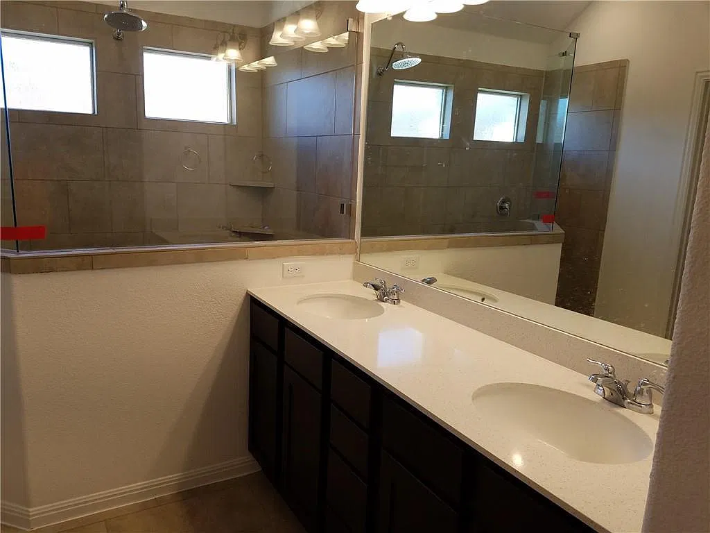 3 bed, 2050 sqft, $2,400 — Photo 2