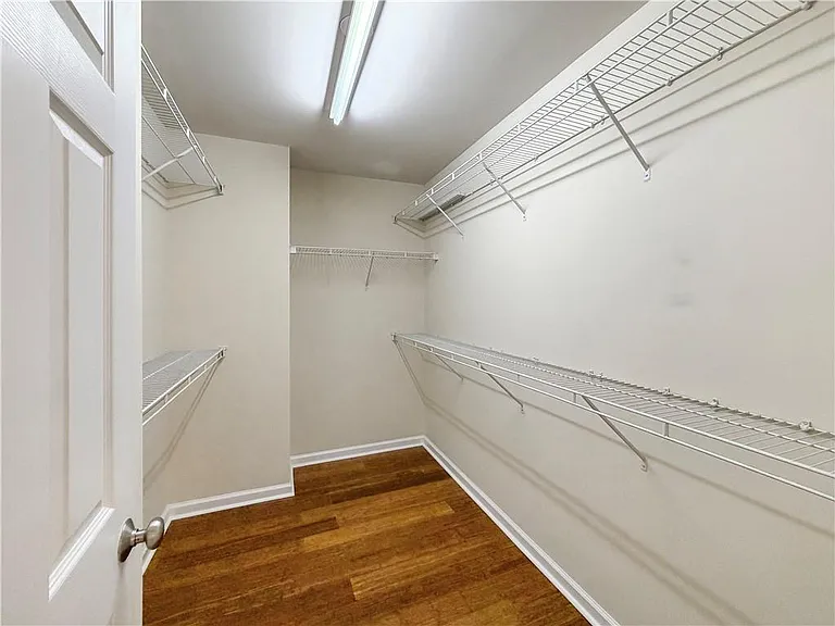 2380 Fairlie Dr — Photo 19