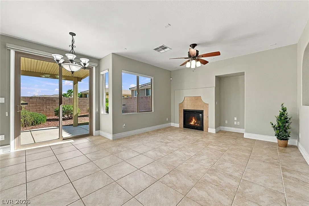 4 bed, 2.5 bath, 2119 sqft, $2,400 — Photo 4