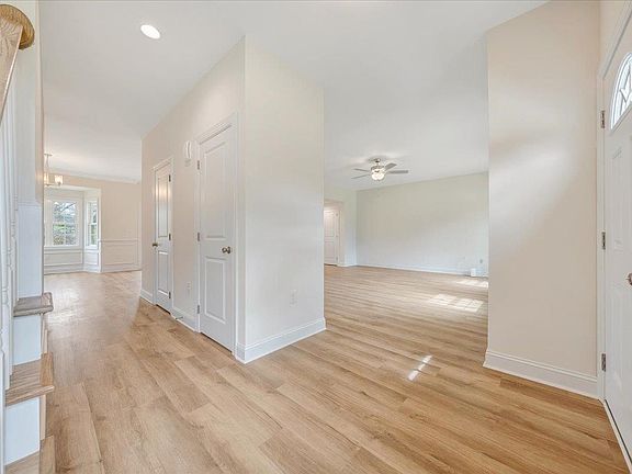 4th image of 201 Winnbrook St