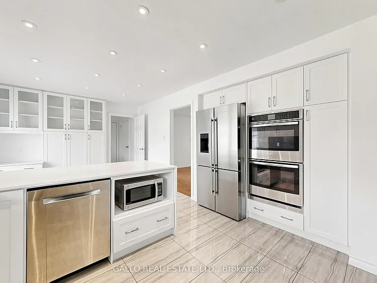 32 Elmvale Blvd — Photo 8