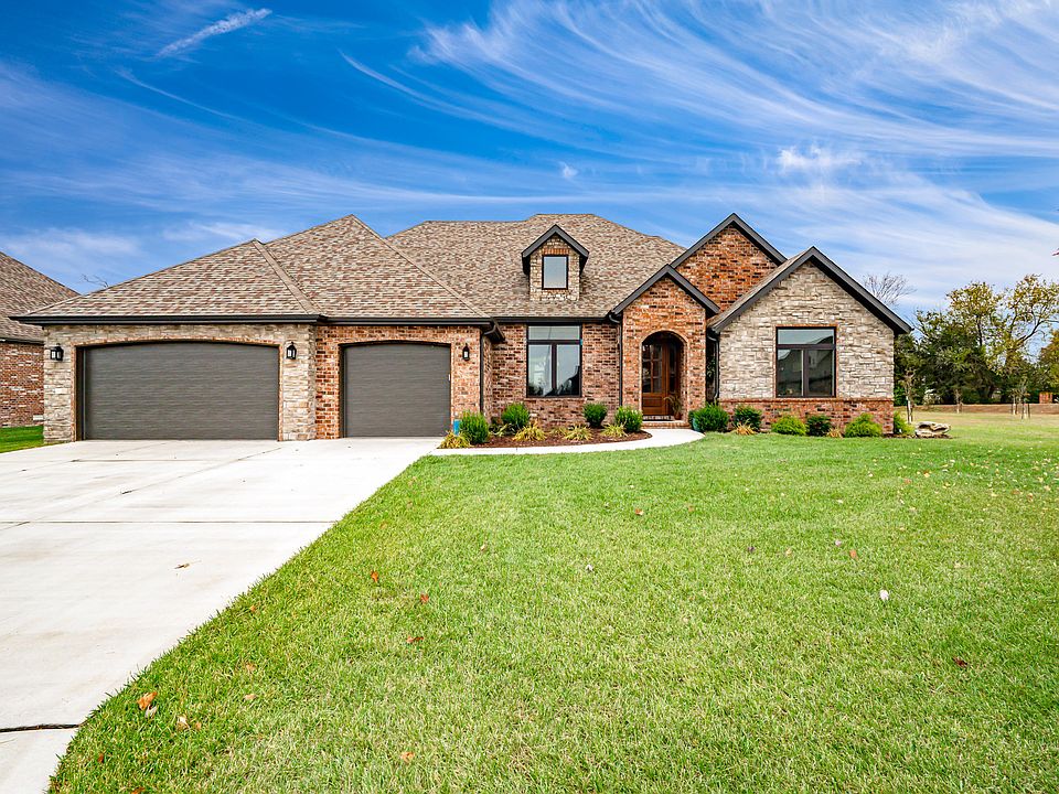 1st image of 916 W Lorenza Dr