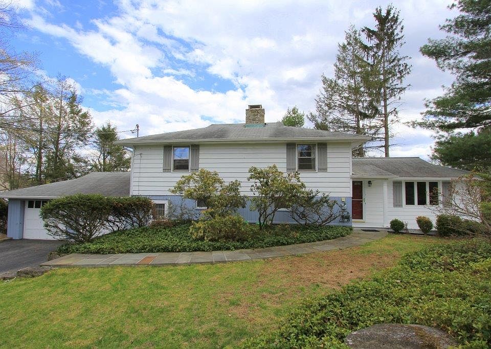 1st image of 32 Seven Oaks Ln