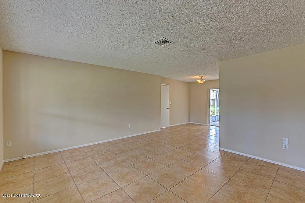 4 bed, 2.0 bath, 1298 sqft, $1,850 — Photo 2