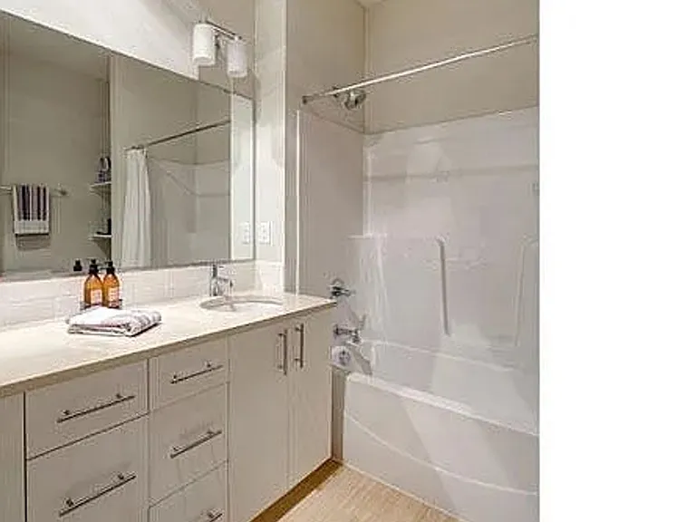 Axis PDX Apartments — Photo 7