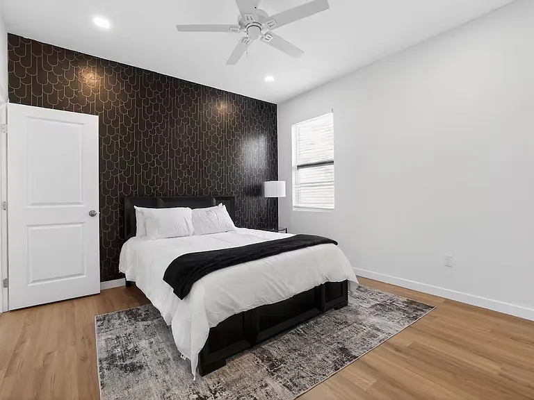 210 E Columbus Dr #B — Photo 28