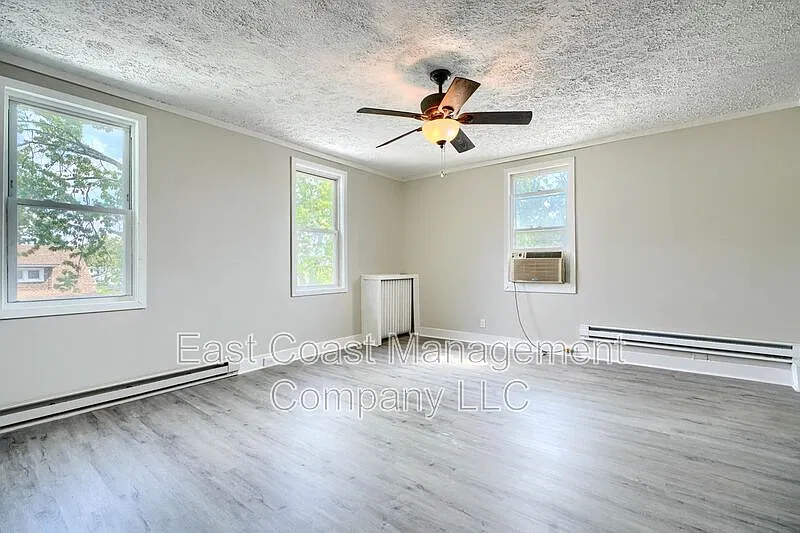 3 bed, 2.5 bath, 1398 sqft, $1,695 — Photo 3