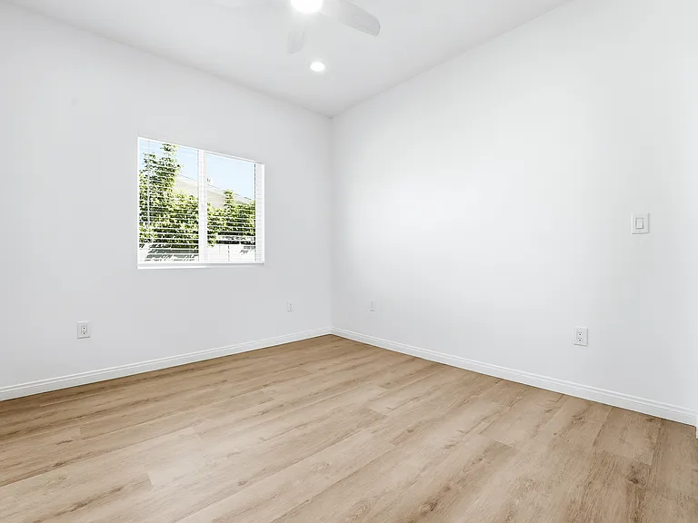 21003 Longworth Ave — Photo 17