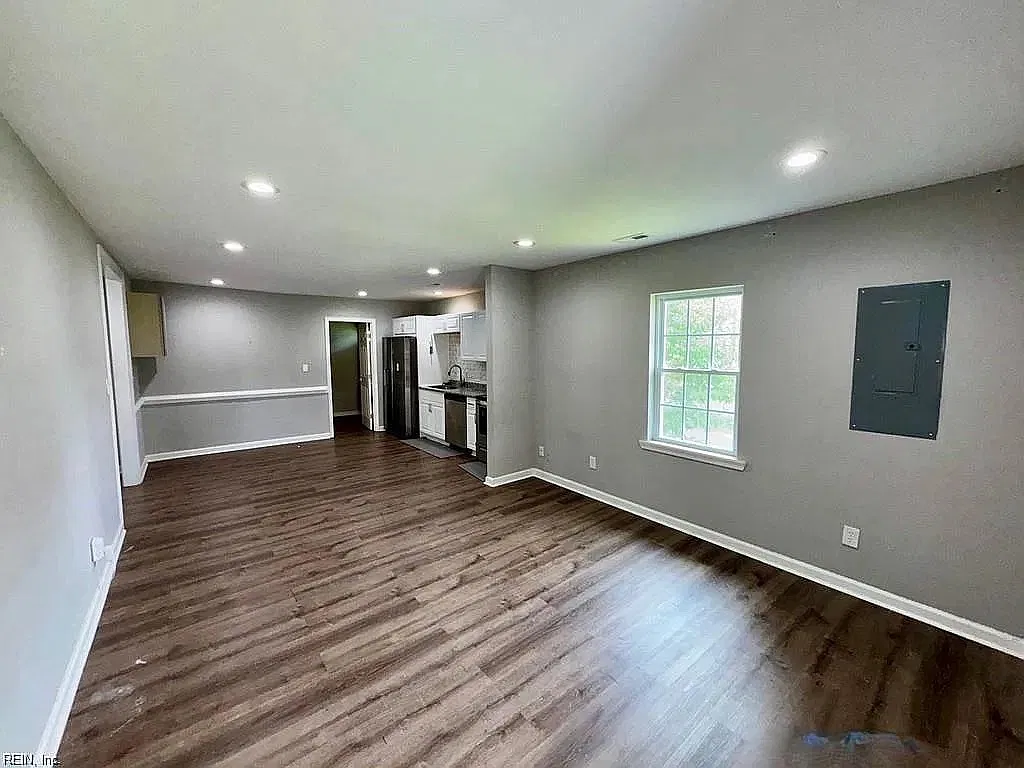 3 bed, 1152 sqft, $2,050 — Photo 3