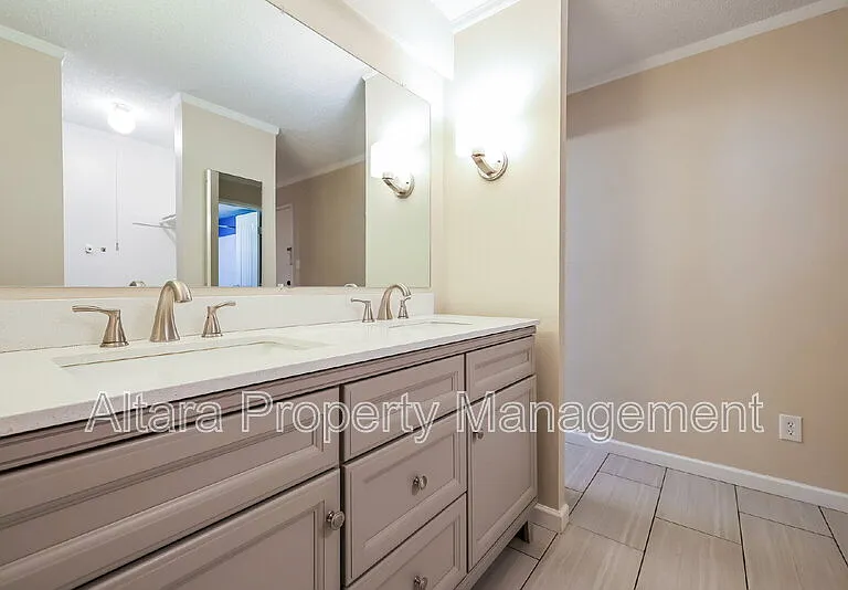 2880 S Locust St #N100 — Photo 8