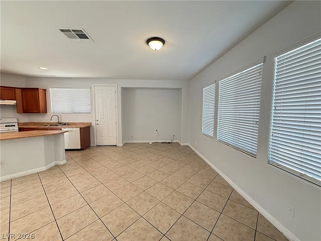 3 bed, 2.5 bath, 1805 sqft, $1,895 — Photo 3
