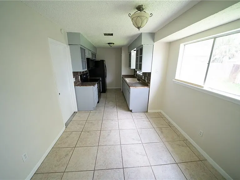 1610 La Joya St — Photo 7