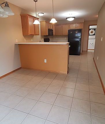 dining area w/bfast bar, kit