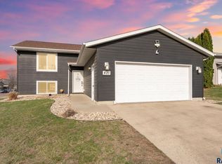 421 N Cockatiel Ave, Sioux Falls, SD 57107