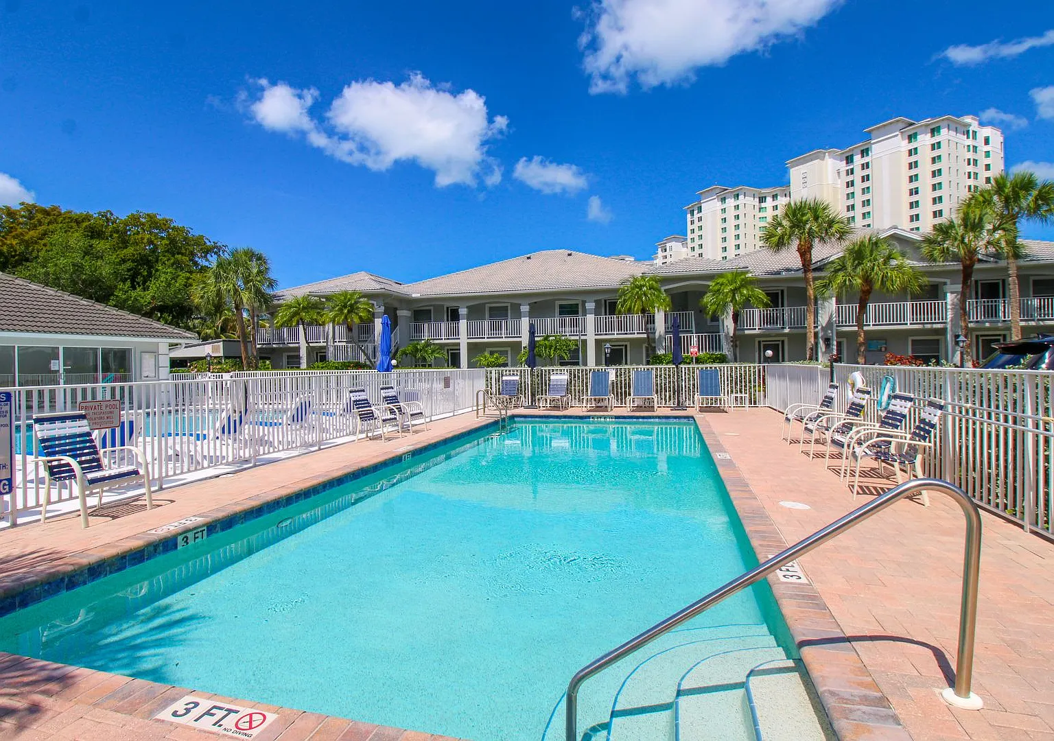 Furnished 3/2 Condo Seasonal Or Annual Vanderbilt Beach Community Pool — Photo 2