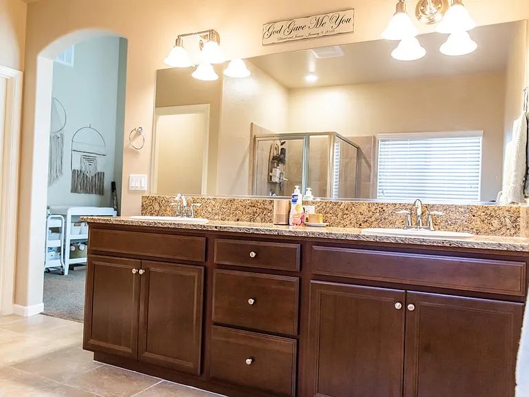 2327 W Queens Way — Photo 33