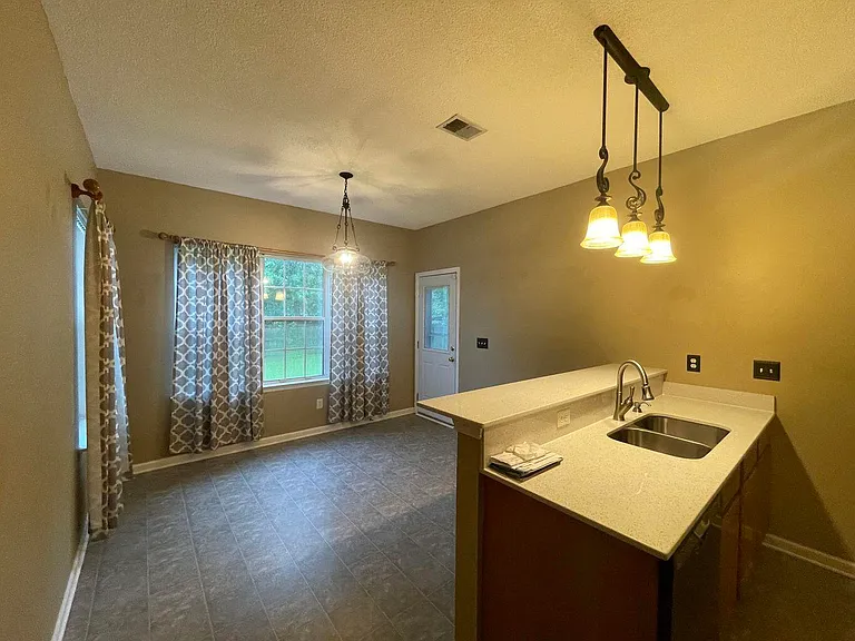 102 Adthan Cir — Photo 4