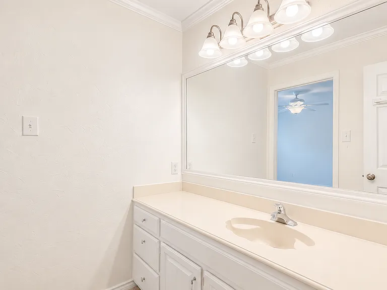 810 Pearl Dr — Photo 2