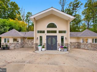 518 Springvale Rd, Great Falls, VA 22066