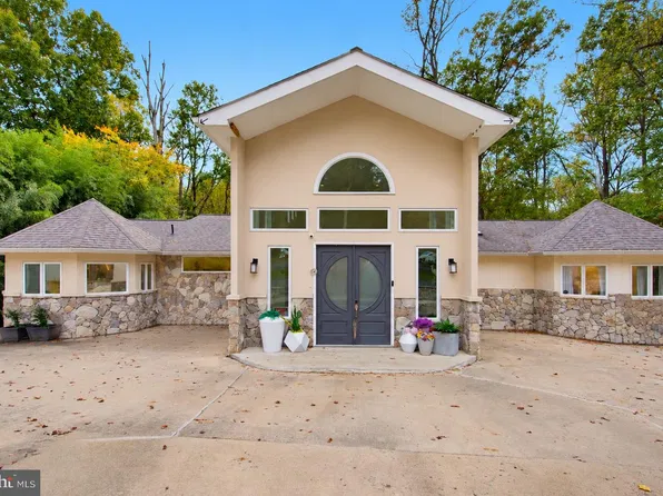 518 Springvale Rd, Great Falls, VA 22066