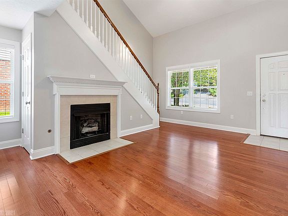 5th image of 555 Oaktree Blvd