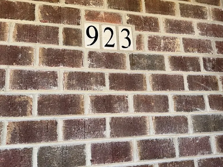 923 Foster Ct — Photo 2