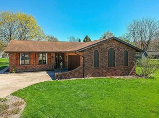 521 E Belaire Ct, Goodfield, IL 61742