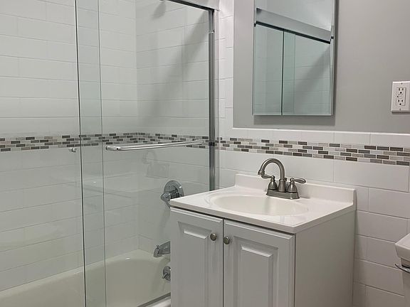 5th image of 230 Pennyfield Ave #2