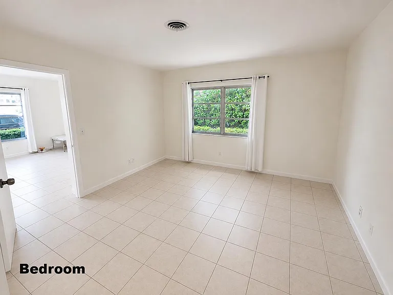 111 SE 7th Ave — Photo 11