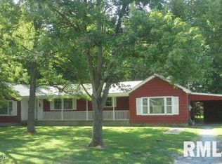 916 W Division St, Benton, IL 62812