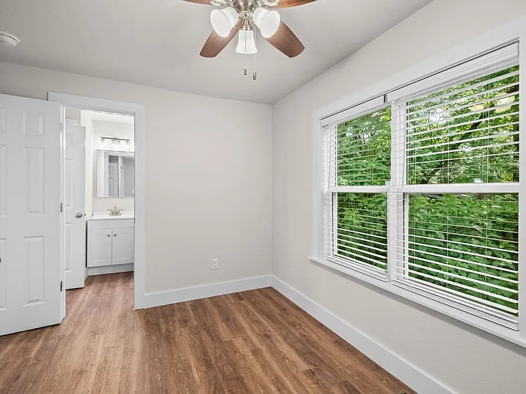 240 S Center St — Photo 10