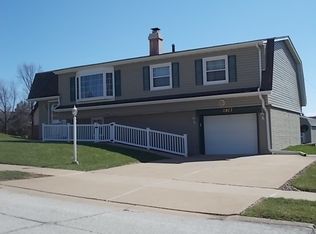 2927 Cambridge Dr, Bettendorf, IA 52722