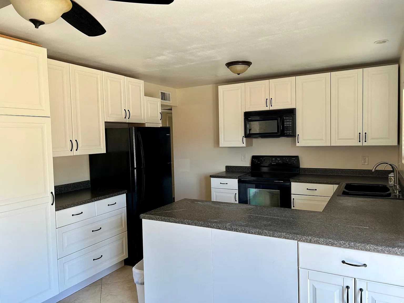 3 bed, 1026 sqft, $1,800 — Photo 2