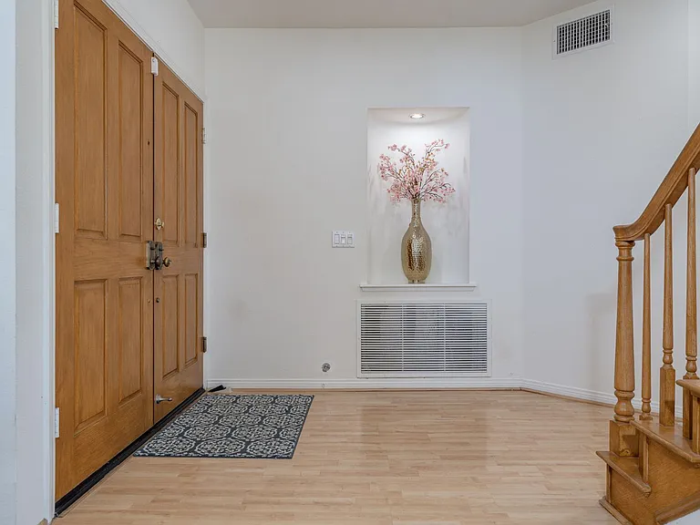 1011 S Mountcrest Ct — Photo 2