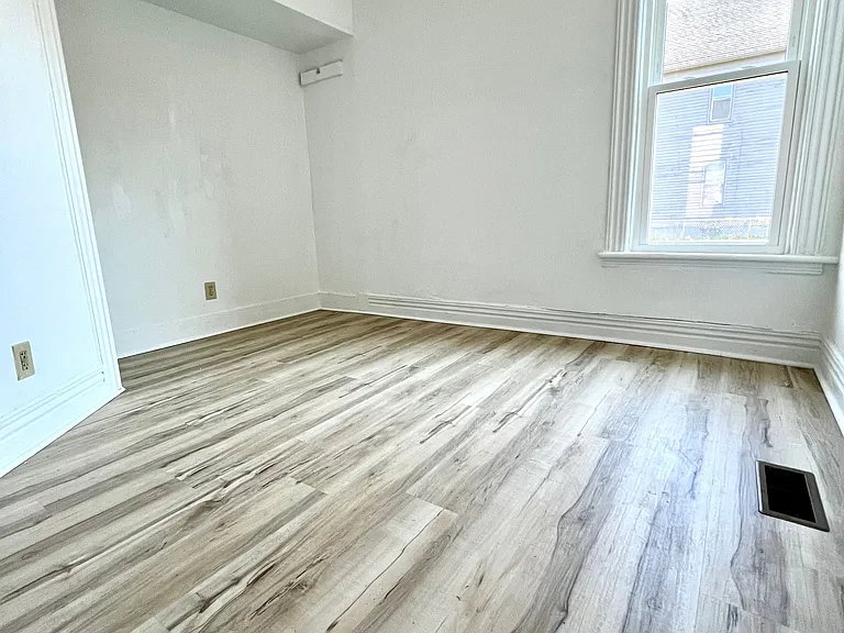 39 1/2 Milton Ave — Photo 12