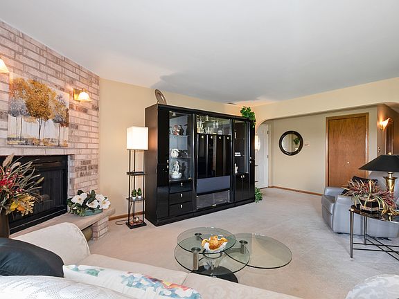 2nd image of 15702 Deerfield Ct Unit 2S
